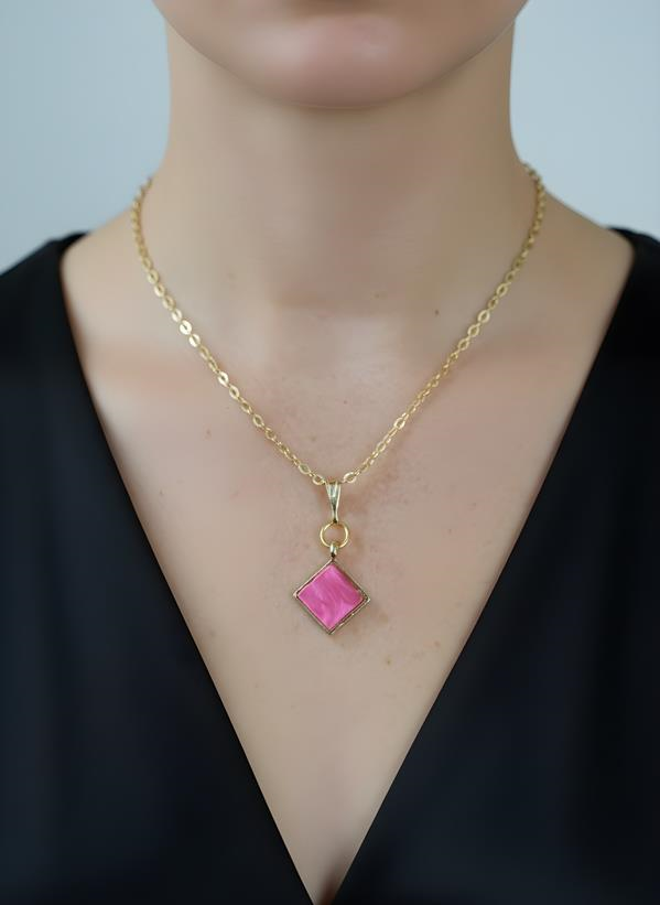Pembe Kare Detaylı Kolye