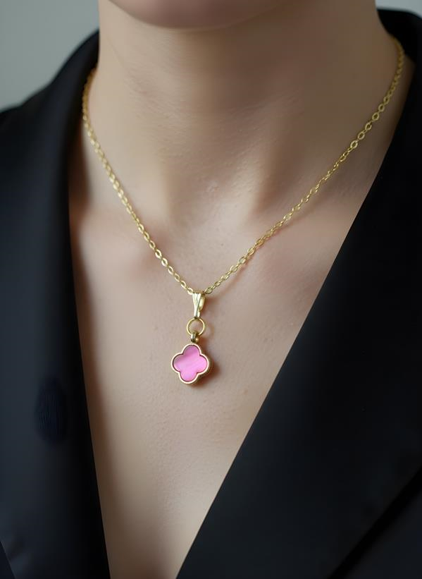 Pembe Dört Yaprak Detaylı Kolye