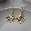 Güneş Figürlü Spiral Detaylı Altın Renkli Sallantılı Kadın Küpe