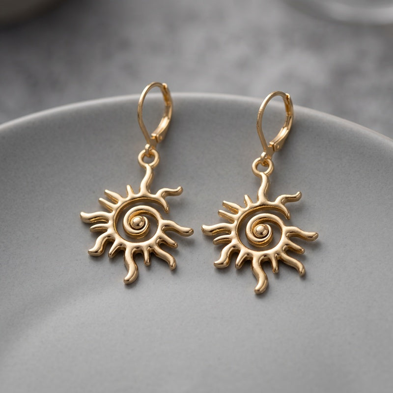 Güneş Figürlü Spiral Detaylı Altın Renkli Sallantılı Kadın Küpe