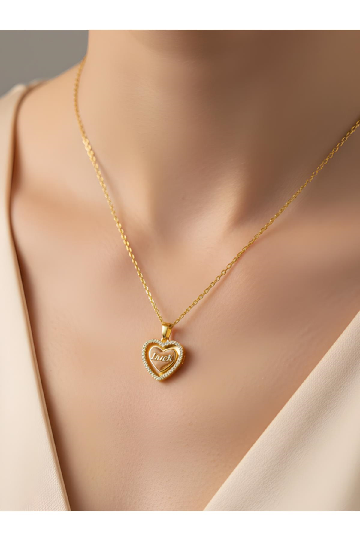 Love Yazılı Kalp Şeklinde Çelik Kolye