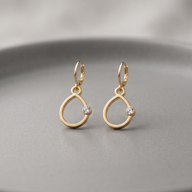 Beyaz Taşlı Damla Figürlü Gold Renkli Sallantılı Kadın Küpe
