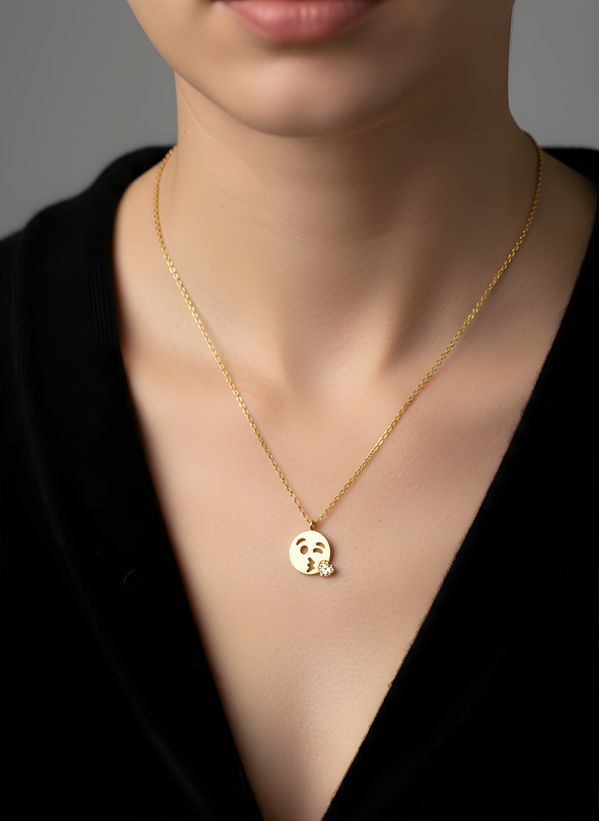Gold Renk Taşlı Öpücük Emoji Figür Kolye