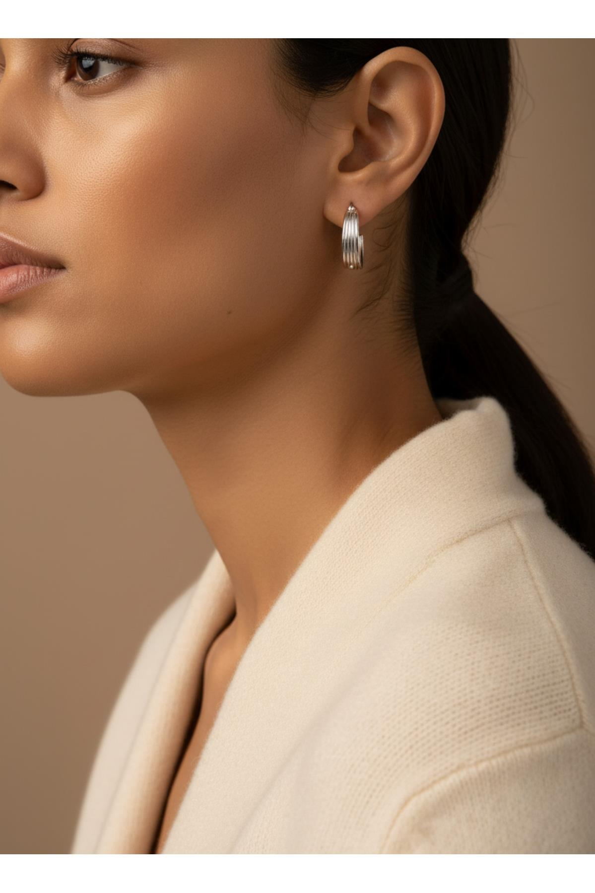 Gümüş Renk Çizgili Halka Küpe