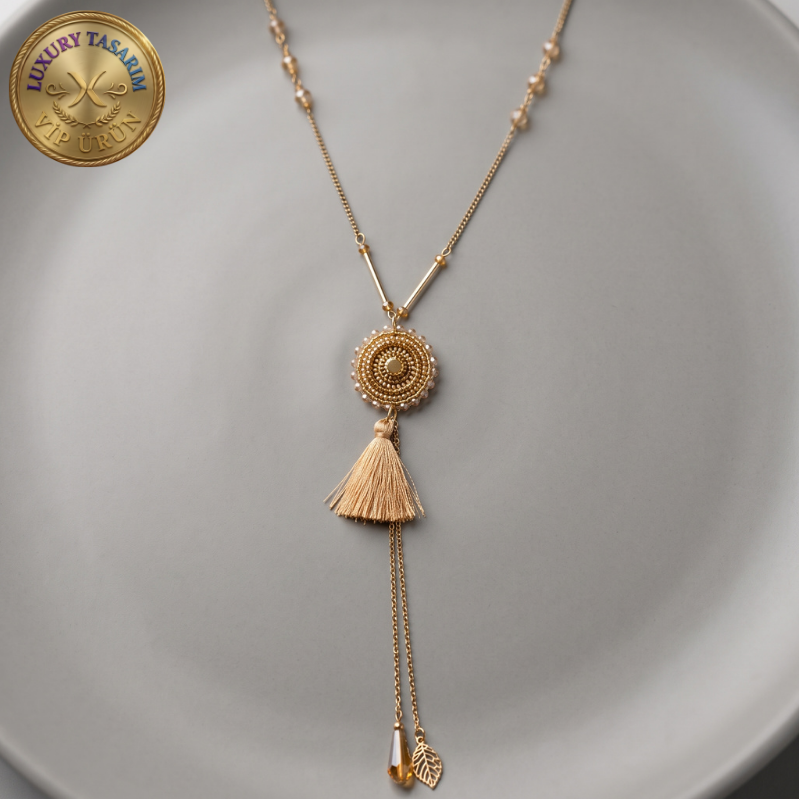 Püskül ve Yaprak Detaylı Altın Renkli Luxury Kolye
