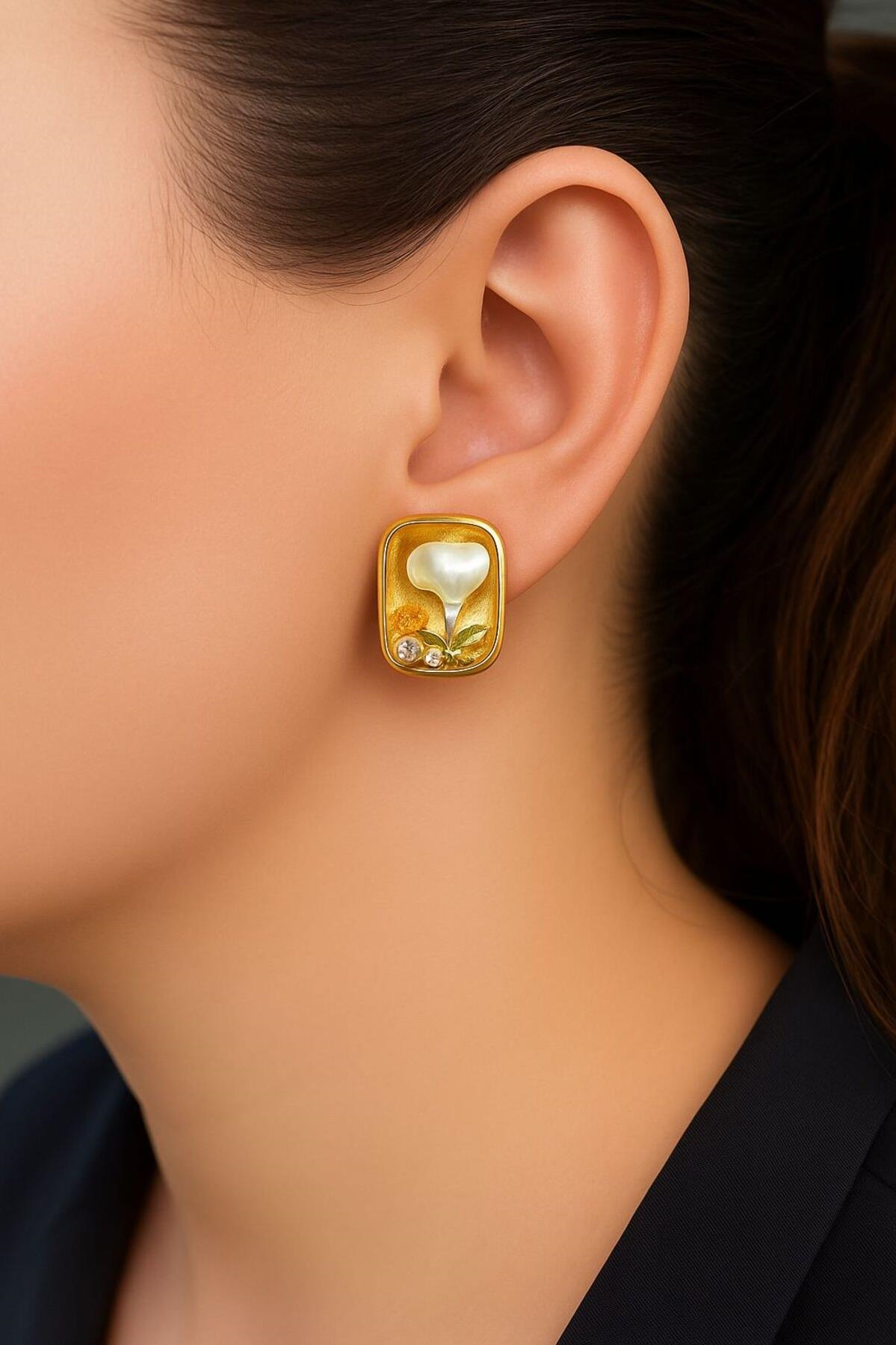 Vintage Gold Renk Çiçek Figürlü Küpe